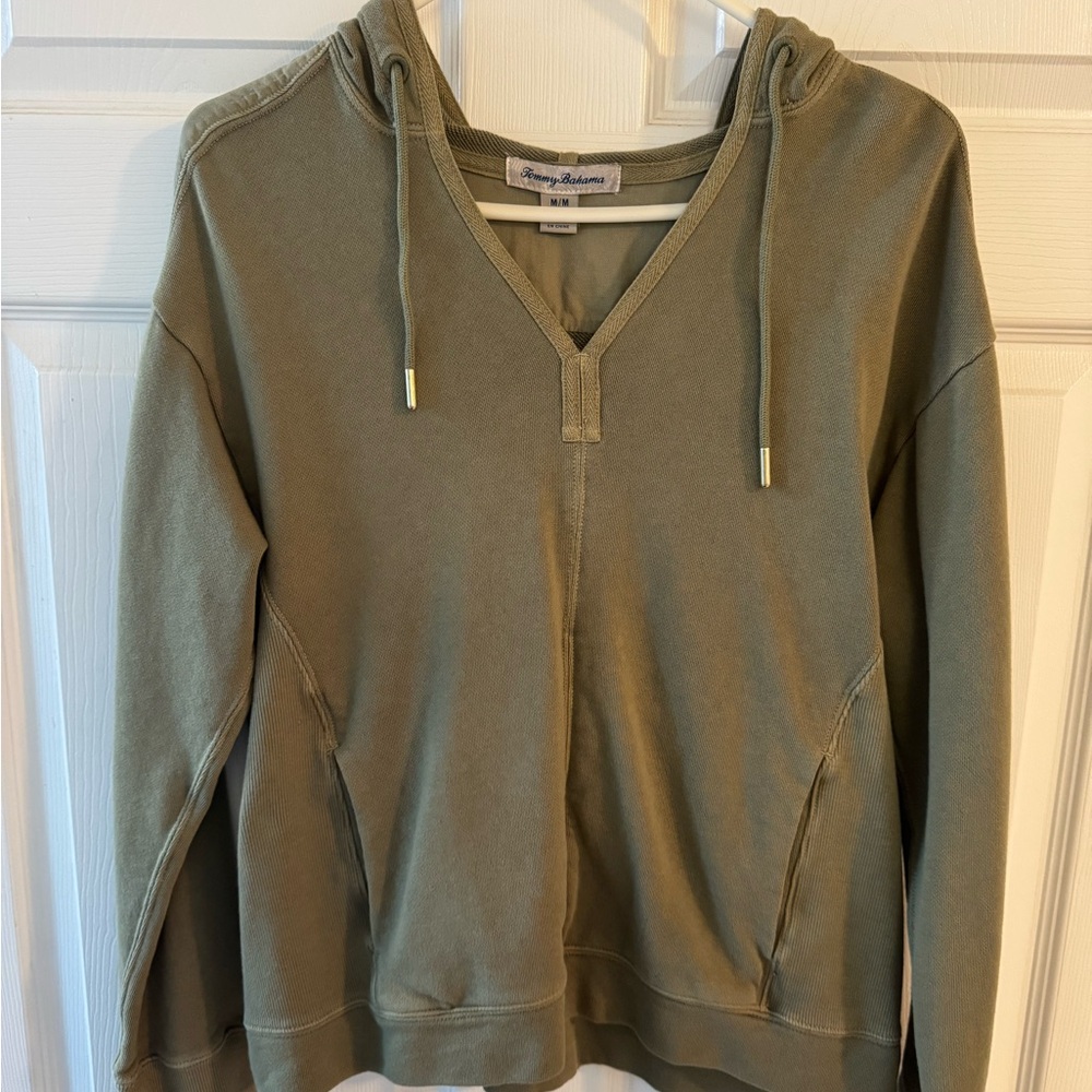Tommy Bahama women’s V-neck sweatshirt size Medium excellent condition